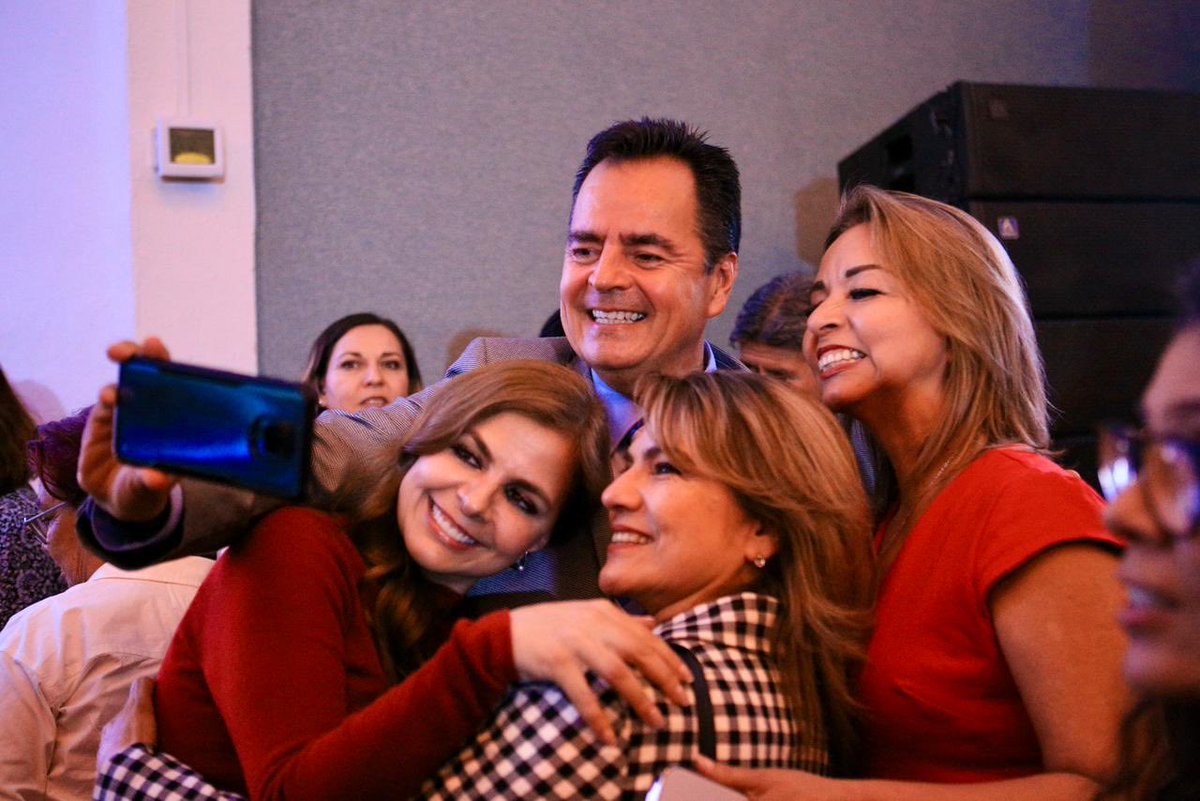 KarlaPlanter1's tweet image. La admiración y el respeto nos unen hoy para celebrar el nombramiento de @juarezmiranda como líder del Sindicato de Trabajadores Académicos de la @udg_oficial.

Conocemos su gran compromiso, profunda entrega y el inmenso amor que profesa por nuestra Casa de Estudio. Estoy…