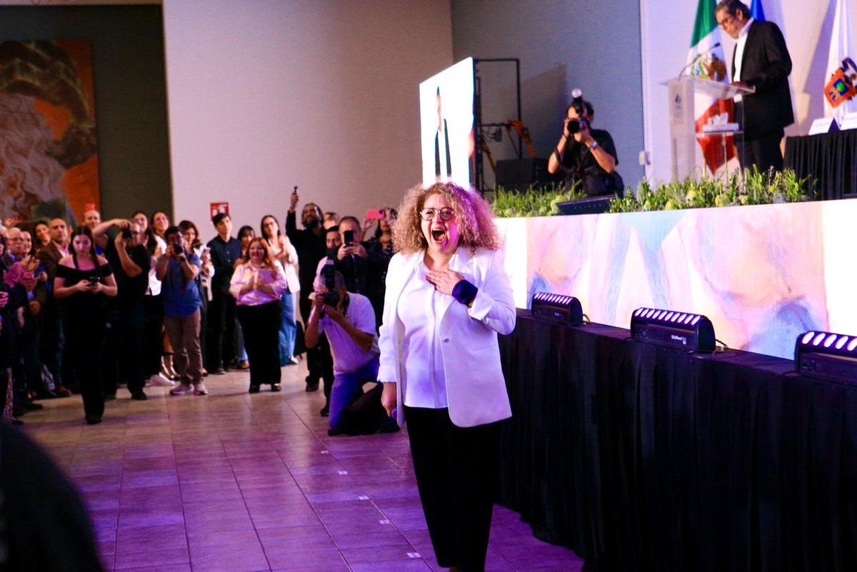 KarlaPlanter1's tweet image. La admiración y el respeto nos unen hoy para celebrar el nombramiento de @juarezmiranda como líder del Sindicato de Trabajadores Académicos de la @udg_oficial.

Conocemos su gran compromiso, profunda entrega y el inmenso amor que profesa por nuestra Casa de Estudio. Estoy…