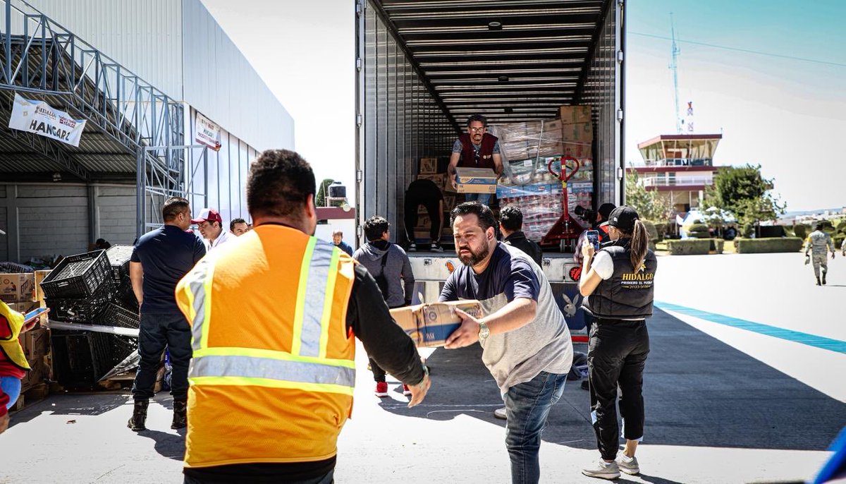 difhgo's tweet image. Agradecemos a Cementera Cruz Azul y al Voluntariado Cruzhada por su donativo y colaboración en la preparación de despensas para las familias afectadas por las lluvias. 💙📦🫱🏻🫲🏼