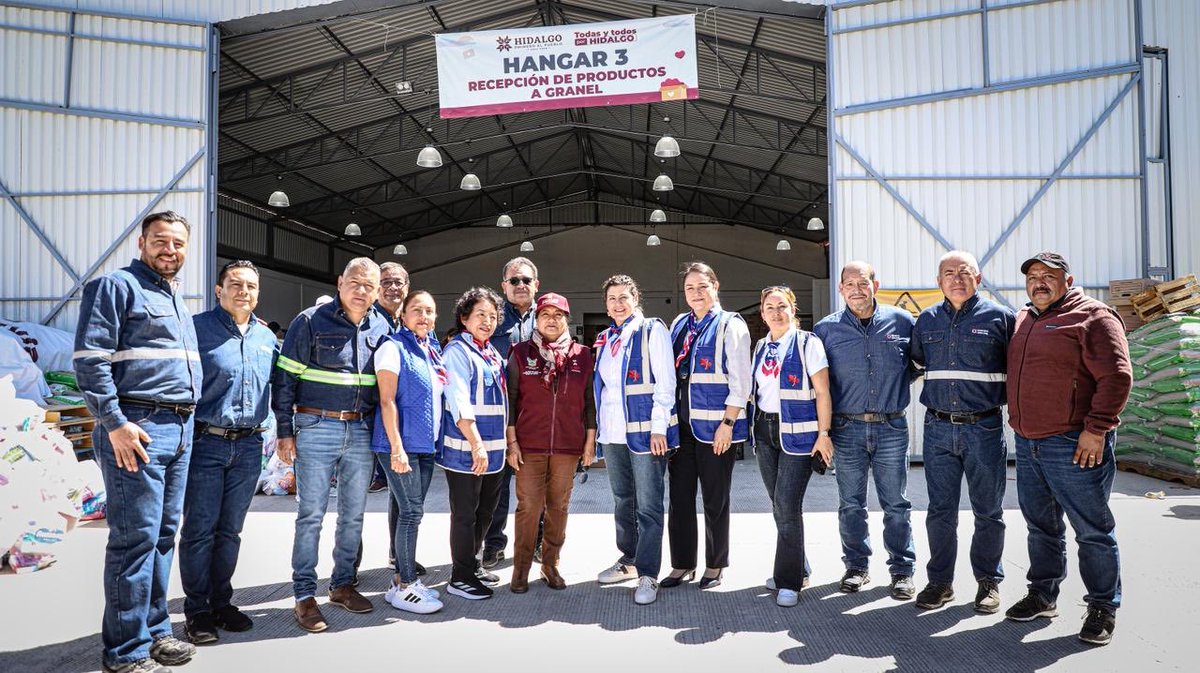 difhgo's tweet image. Agradecemos a Cementera Cruz Azul y al Voluntariado Cruzhada por su donativo y colaboración en la preparación de despensas para las familias afectadas por las lluvias. 💙📦🫱🏻🫲🏼