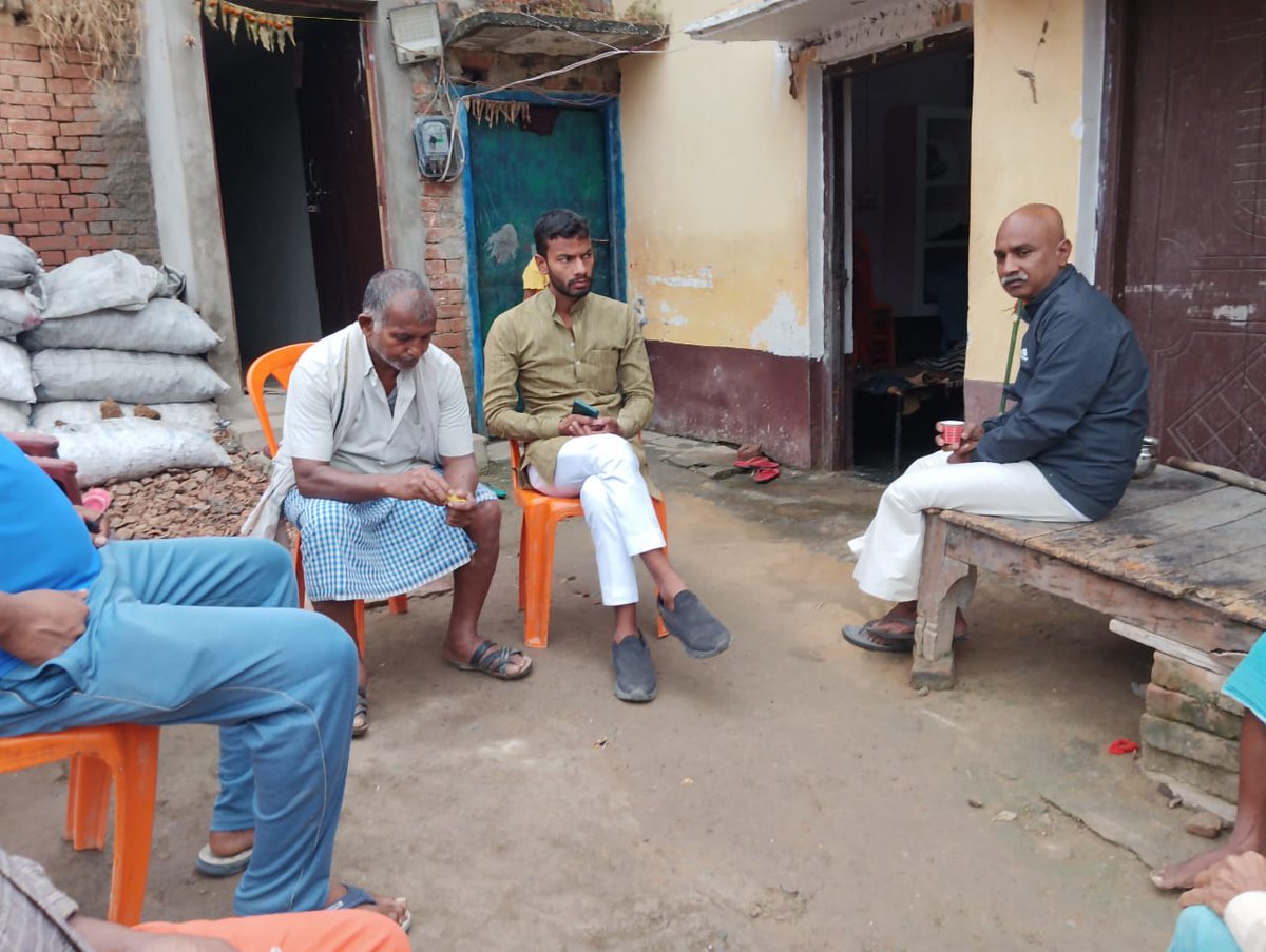 जिला पंचायत क्षेत्र ग्राम सभा कमालपुर के मेरे  शुभचिंतक श्री मनोज गुप्ता जी के धर्मपत्नी के एक्सीडेंट से असमय निधन हो जाने पर पहुंचकर शोक संवेदन व्यक्त किए 

ईश्वर दिवंगत आत्मा को शांति प्रदान करें

<a href="/yadavakhilesh/">Akhilesh Yadav</a> <a href="/NehaYadavBHU/">Neha Yadav</a>