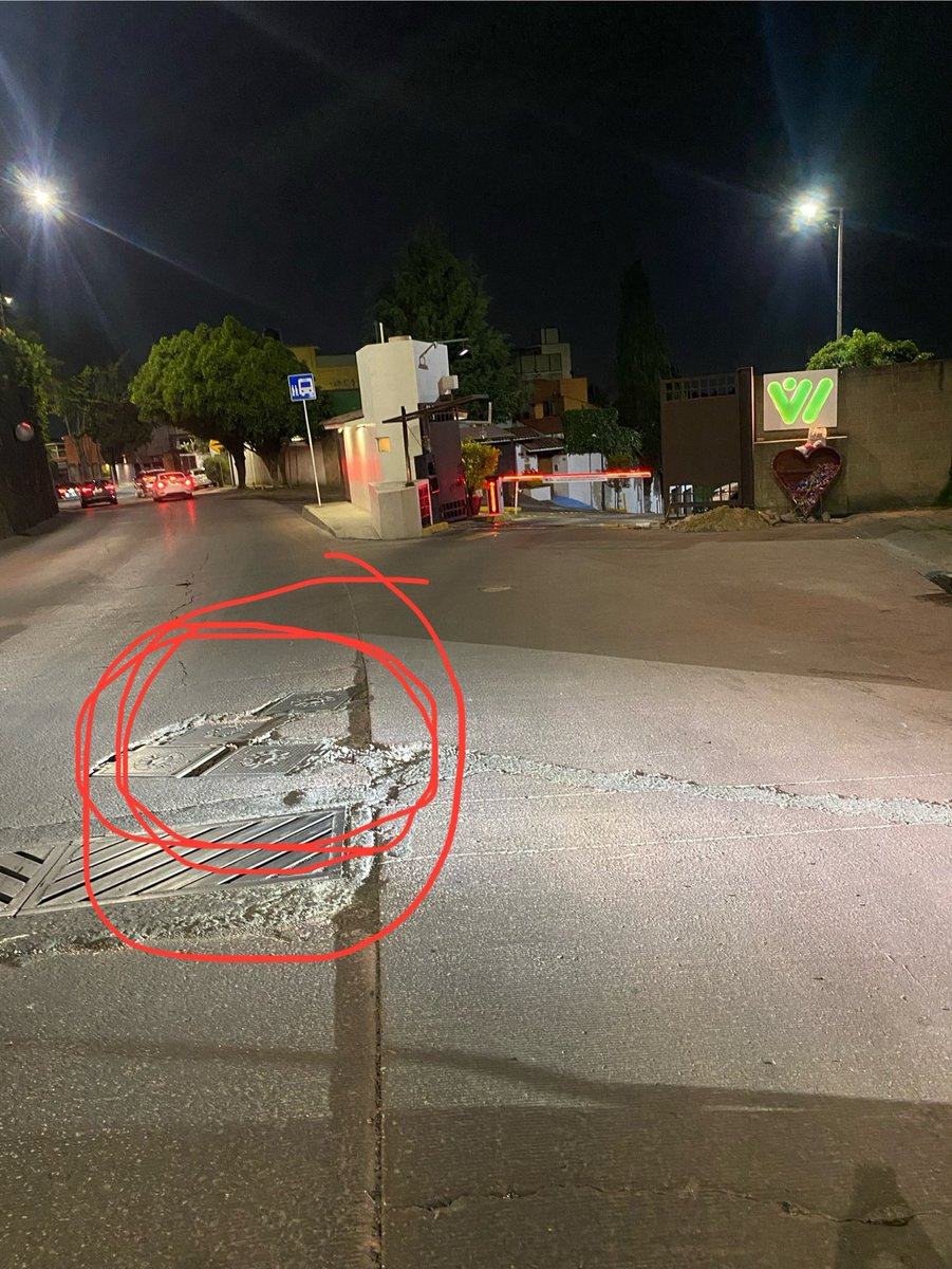 paris_mx7's tweet photo. @LopezCasarinJ Solo tienen que levantar este registro y abrir la llave, no les toma mas de 3 minutos, y yo llevo esperando más de 30 dias que hagan eso https://t.co/GZ4zOxwy7E