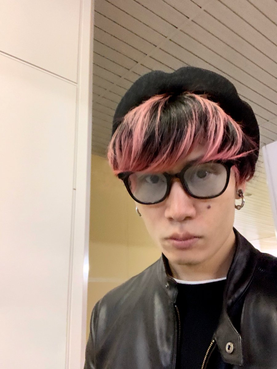 最近お気に入りのベレー帽🎩
秋葉原の帽子屋「KNOWLEDGE」さんのもの。
日本製のしっかりした作りで、形も綺麗。
革ジャンにもカジュアルにも合う万能アイテム。
秋葉原に行ったらぜひ寄ってみてください🧢
📍千代田区外神田3-10-6
#ベレー帽 #秋葉原 #KNOWLEDGE #帽子屋 #日本製