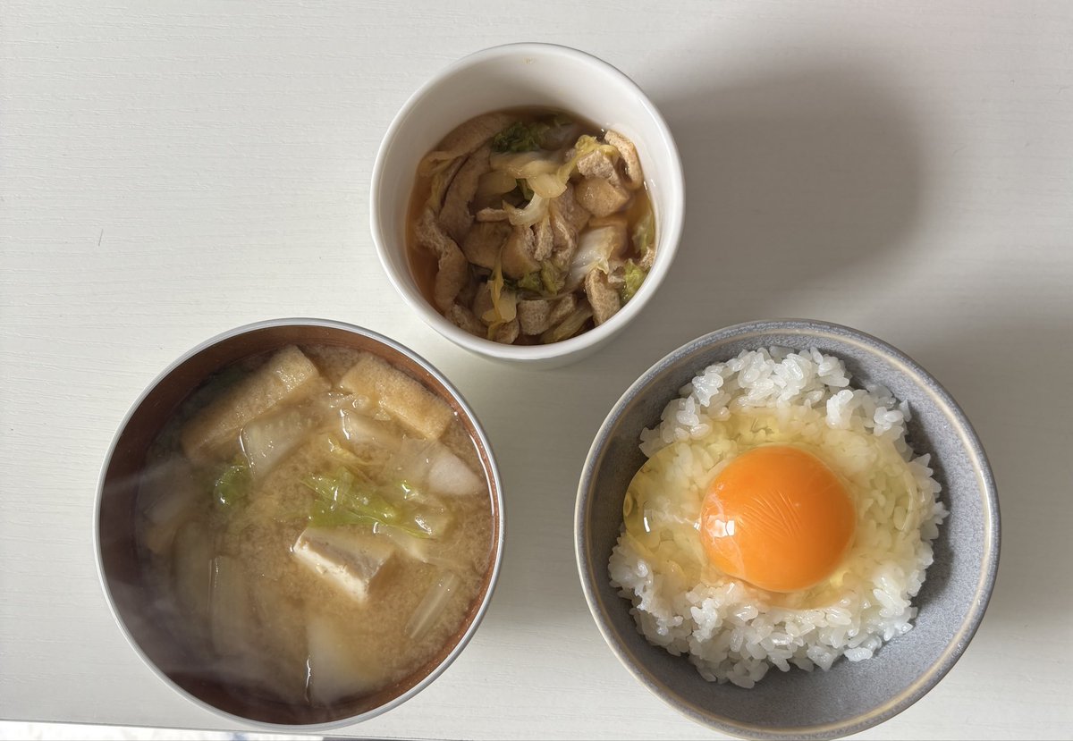 AbR8na's tweet photo. 白菜の味噌汁と煮浸し https://t.co/mCuk2nbsjC