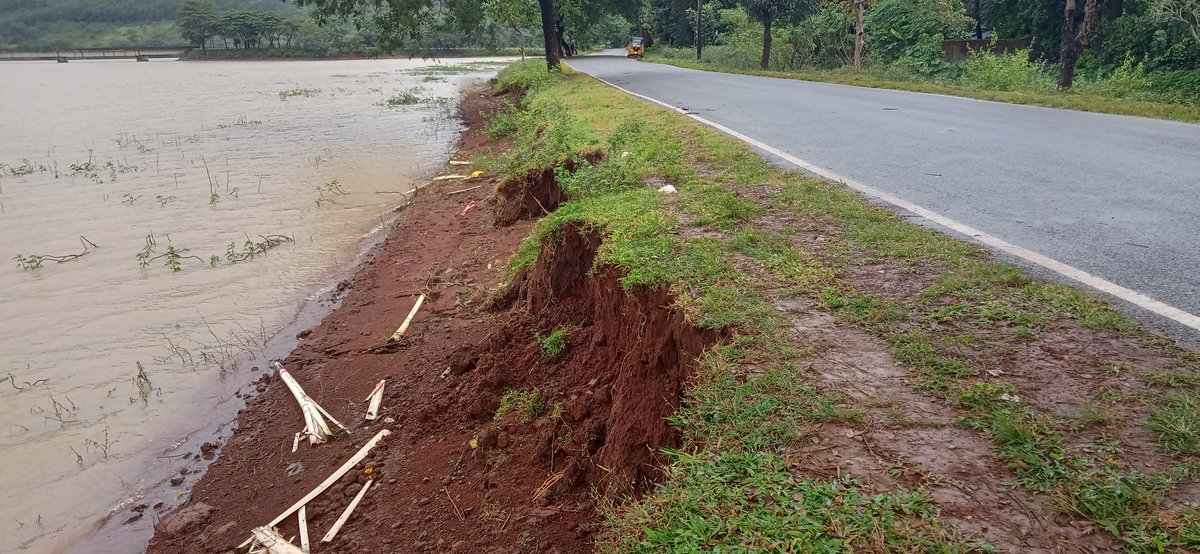 shan92648's tweet image. କୋରାପୁଟ ଜିଲ୍ଲା ନନ୍ଦପୁର ବ୍ଲକ ପାଡୁଆ ବଡ଼ଦେବତା ଠାରୁ ଶୋଭାପୁଟ ସଂଯୋଗ କରୁଥିବା ଆରଡି ରାସ୍ତା ଗେମେଲପୁଟ ନିକଟରେ ପାତାଳ ନଦୀ ପ୍ରବାହିତ ହେବାରୁ ରାସ୍ତା କଡ଼ରୁ ୨ଶହ ମିଟର ମାଟି ଅତଡା ଖସୁଛି @RDOdisha ତୁରନ୍ତ ଏଥିପ୍ରତି ଦୃଷ୍ଟି ଦିଅନ୍ତୁ @CMO_Odisha @PRDeptOdisha @SecyChief @SRC_Odisha @koraputdm @JanaSunani