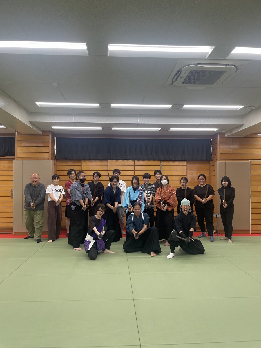 ichido2016's tweet photo. テラエフェクト様にて、侍講座＆体験レッスンを実施
「侍アニメ制作に活かす所作を学びたい」
「社員みんなで体を動かすレクリエーショ��を」
というご要望にお応えし、座学＋実技の2.5時間特別プログラムを開催
対面で刀を交える体験に、皆さん大興奮でした
レポートはこちら
https://t.co/LMEeJ0jcpF https://t.co/J1Sb25vthf