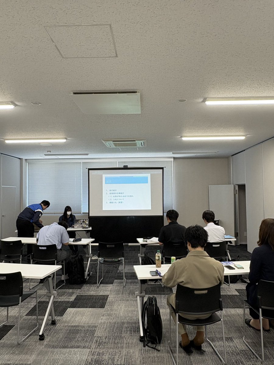 h2_nandenko's tweet image. おはようございます☀️
会議室を半分に分けて片方では4年目社員の研修、もう片方は高校生のインターンシップ対応と今日は大忙し💦

会議室大きく作って良かった（ ´◡͐` ）
少しでも今後の糧として気付きを持ち帰ってくれたらいいな

#社員研修　#インターンシップ
#企業公式相互フォロー