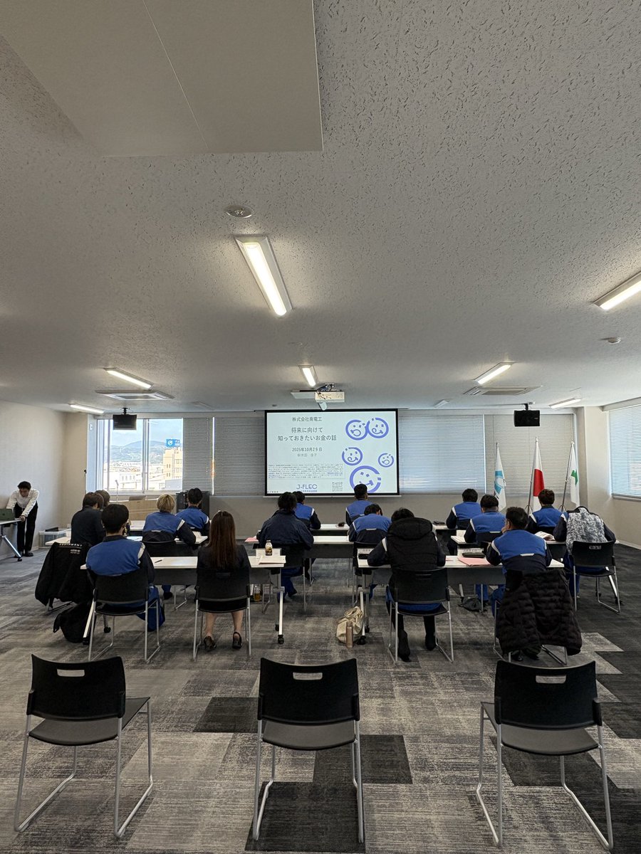 h2_nandenko's tweet image. おはようございます☀️
会議室を半分に分けて片方では4年目社員の研修、もう片方は高校生のインターンシップ対応と今日は大忙し💦

会議室大きく作って良かった（ ´◡͐` ）
少しでも今後の糧として気付きを持ち帰ってくれたらいいな

#社員研修　#インターンシップ
#企業公式相互フォロー