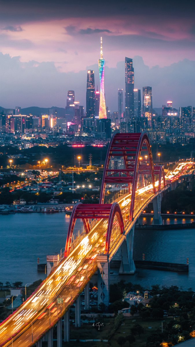 HainanToday's tweet image. After the rain in Guangzhou, neon lights illuminated landmarks such as the Canton Tower and the Jiefang Bridge. (Photographer: Mao Zehao毛泽浩)

#NightView #Tourism #Scenery #AerialPhotography #Guangzhou #Guangdong #China #ChinaTravel #CityWalk #摄影 #夜景 #旅游 #风光 #航拍 #广州