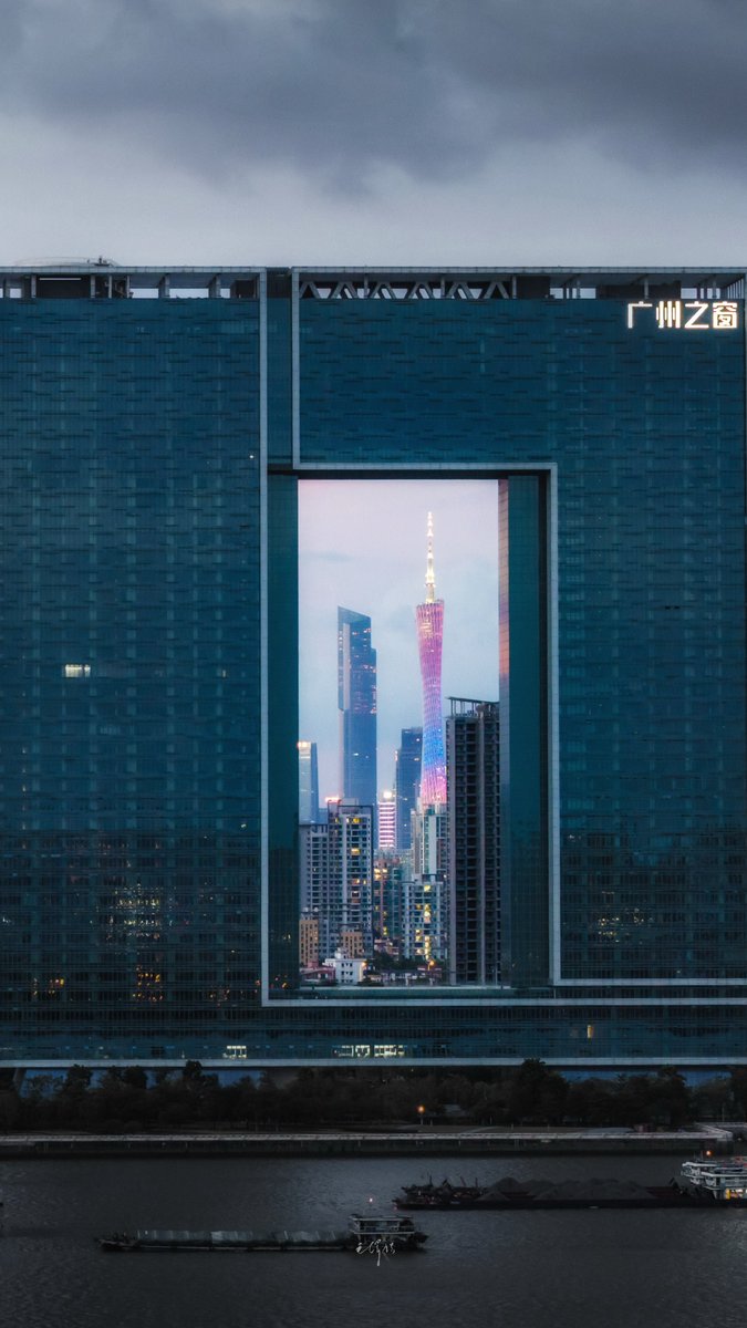 HainanToday's tweet image. After the rain in Guangzhou, neon lights illuminated landmarks such as the Canton Tower and the Jiefang Bridge. (Photographer: Mao Zehao毛泽浩)

#NightView #Tourism #Scenery #AerialPhotography #Guangzhou #Guangdong #China #ChinaTravel #CityWalk #摄影 #夜景 #旅游 #风光 #航拍 #广州