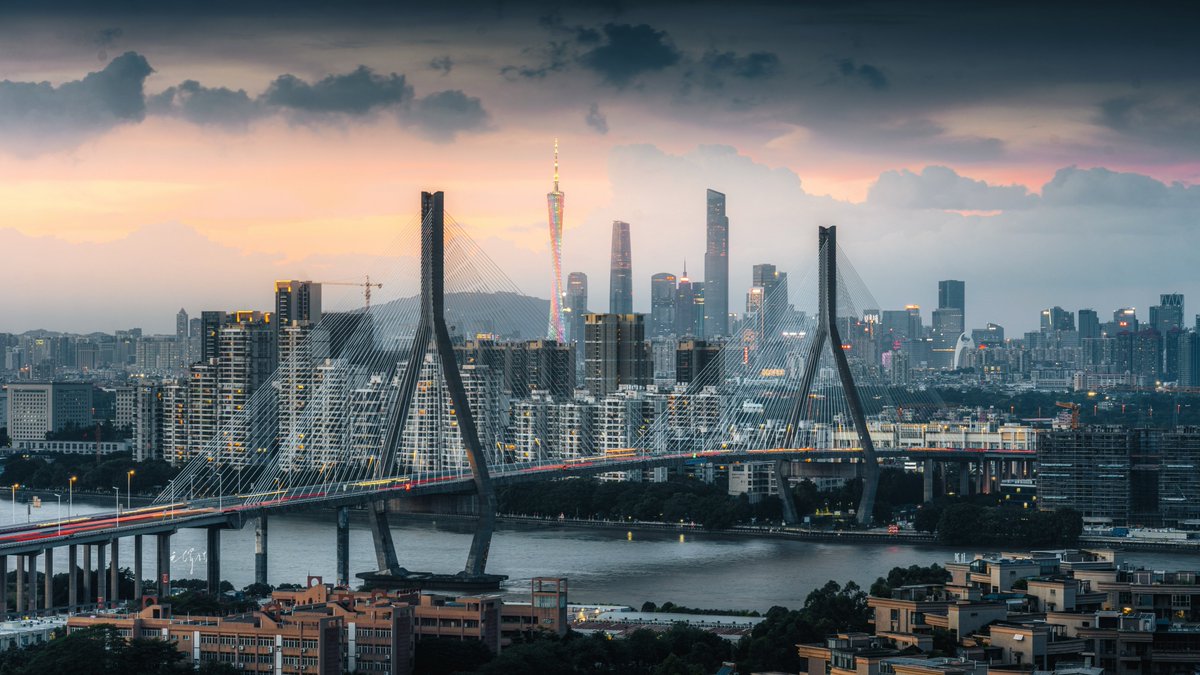 HainanToday's tweet image. After the rain in Guangzhou, neon lights illuminated landmarks such as the Canton Tower and the Jiefang Bridge. (Photographer: Mao Zehao毛泽浩)

#NightView #Tourism #Scenery #AerialPhotography #Guangzhou #Guangdong #China #ChinaTravel #CityWalk #摄影 #夜景 #旅游 #风光 #航拍 #广州