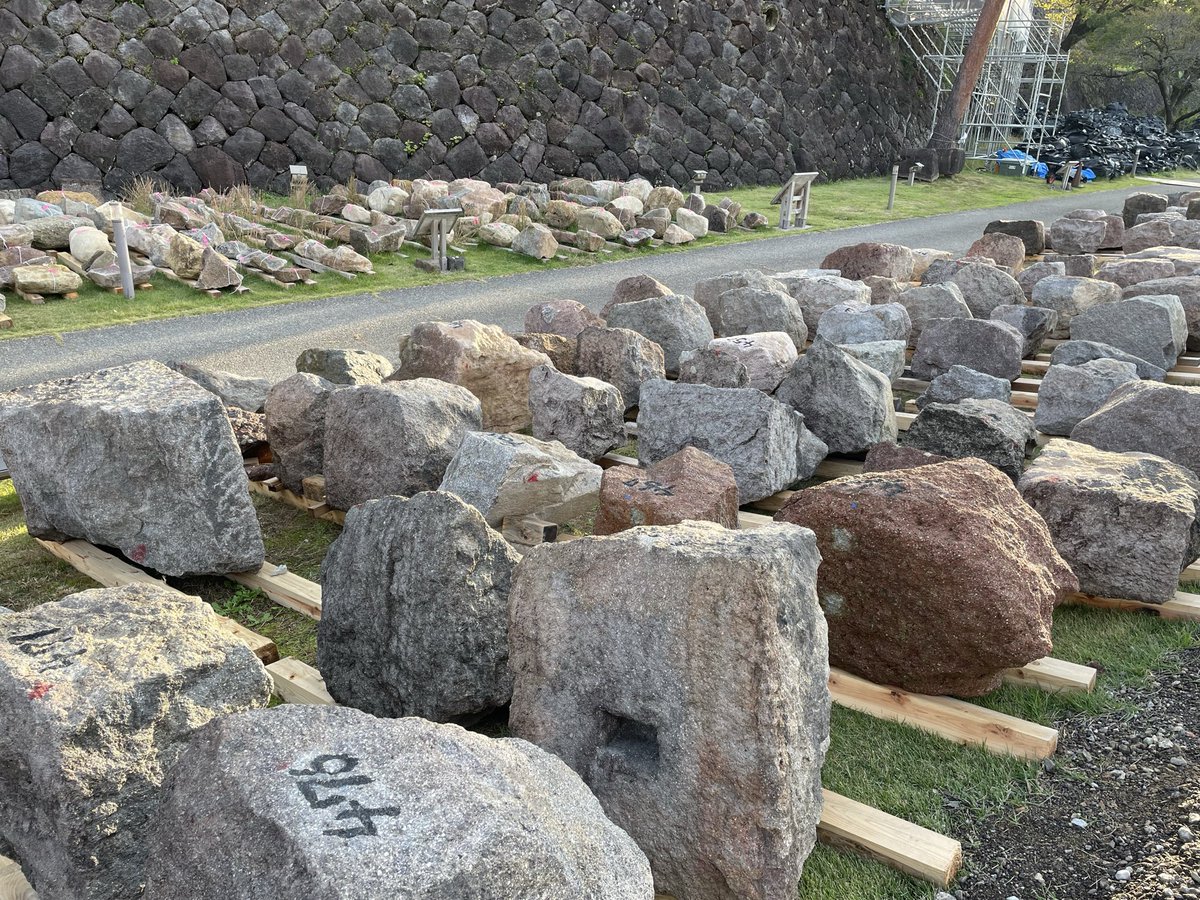 #金沢城🏯にきたーーー！
モーニングラン🏃‍➡️で金沢城🏯を攻めてきた。
なんと、崩落石垣の復旧工事の石材見学ルートができていた。
整然と並ぶ石、石、石🪨
大きさ、形、色、材質も様々。
刻印を裏側まで探せるのはいい‼️✨
#矢穴 らしきものもあって嬉しかった😆
期間限定かな？ラッキーでした✌️