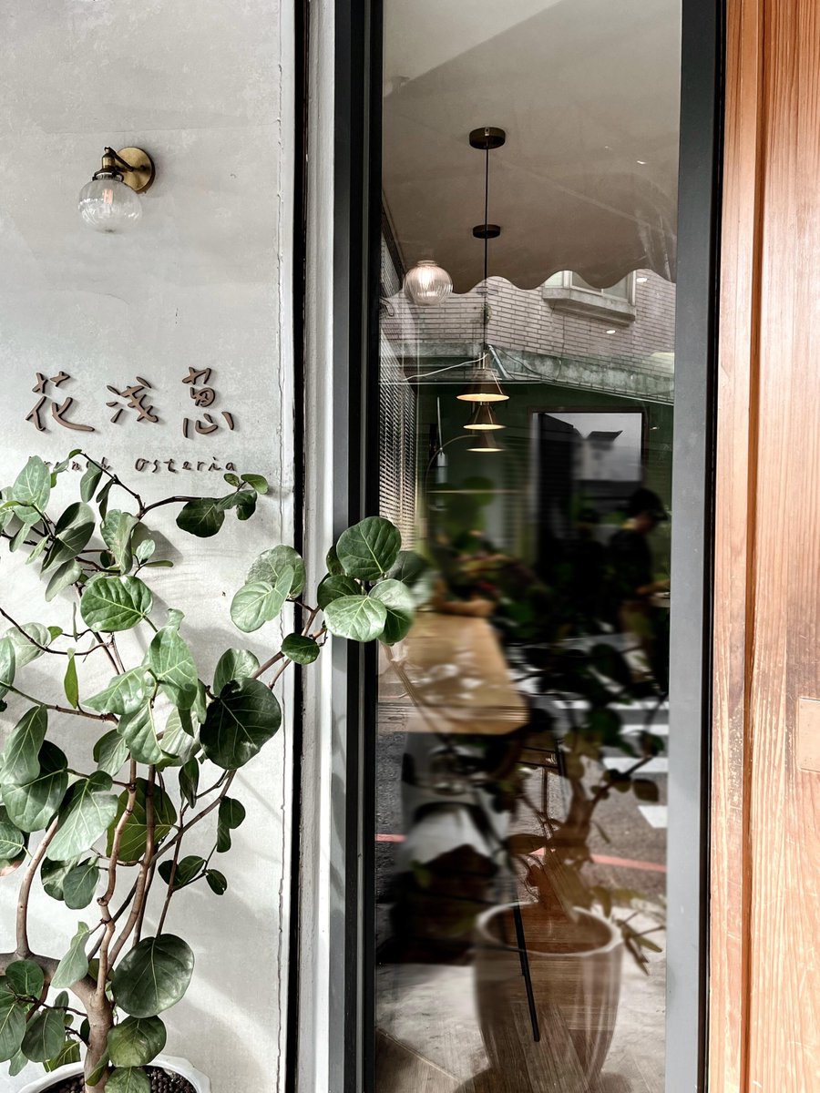 zxcvbvcc's tweet image. #サーモンと新鮮な野菜のサラダ、クリーミーなパスタ、そして特製の抹茶ドリンクを楽しみました。どれも絶品です！😋