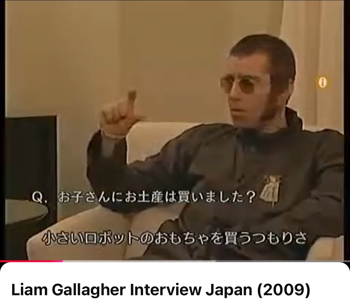 yukky_web's tweet photo. 2009年来日のとき「子供へのお土産を買う」「ロッポンギー！（訳∶パロッツ見に行く）」って言ってたリアム。
2025年、その子たちが父と一緒に来日してパロッツ見てるのが感慨深い🥹
#oasislive25 https://t.co/JSqGiM8RRN