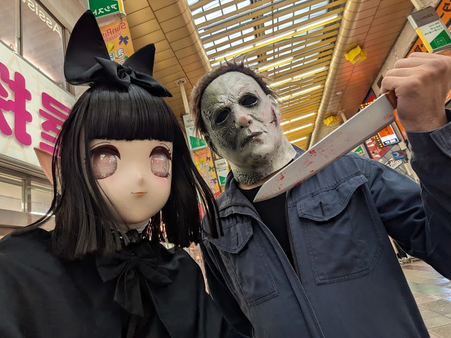 Nyanbelle2's tweet photo. 【蒲田ハロウィンのアルバム③  】
 かわいいのも好きですがホラー系も大好き。子供たちが主人公のイベントでしたが、グリーティングの切れ間に勘違いな黒うさのまま電撃特攻お写真リクエスト戦♪　お応えいただいた皆様ありがとうございました！
来年頑張ります♪
 #蒲田ハロウィン 　#カマハロ https://t.co/UZIdmR6OTI