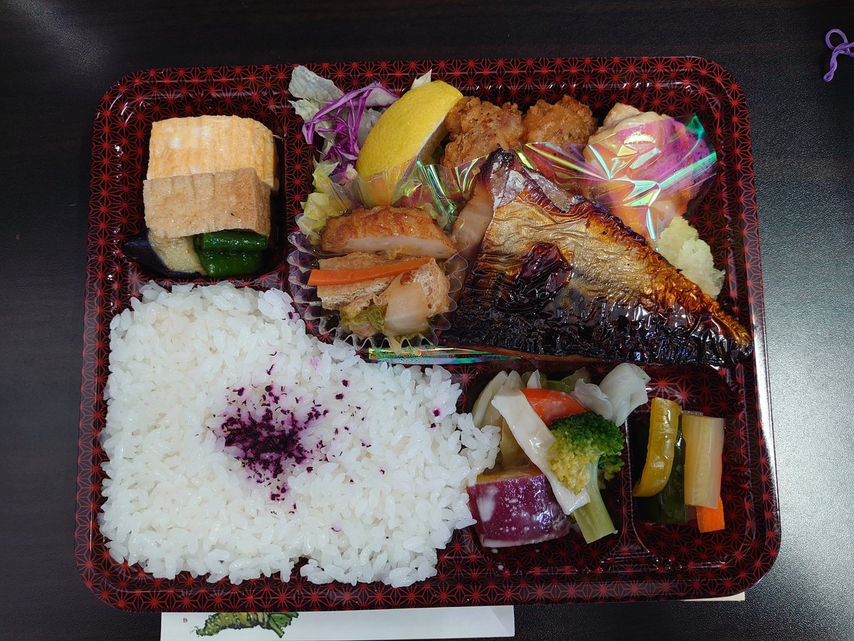 ASAMASAKU's tweet photo. 本日の月１ランチDay🍱は佐久市雪月花のときのお任せ弁当🍗今月誕生日の市川指導員にはケーキ付き🍰本日も有給休暇を取る人は居ませんでした（笑）ご馳走様でした🙇#浅間佐久自動車学校 #佐久市 #教習所 #雪月花のとき #バイク好きと繋がりたい https://t.co/4adL63qtAH