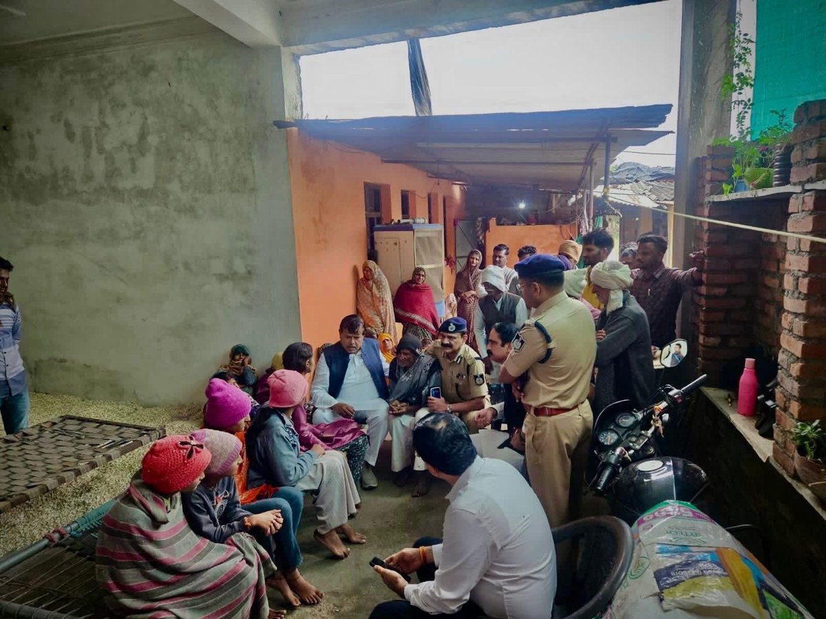 कैबिनेट मंत्री श्री <a href="/PradhumanGwl/">Pradhuman Singh Tomar</a> जी के साथ गुना जिले के फतेहगढ़ थाना क्षेत्र अंतर्गत गणेशपुरा में हुई अमानवीय और दर्दनाक घटना के पश्चात आज शोकाकुल परिवार से मुलाक़ात कर शोक संवेदना व्यक्त की, पीड़ित परिवार ने यह जो पीड़ा झेली है, उसे शब्दों में व्यक्त करना कठिन है !
.
<a href="/BJP4MP/">BJP Madhya Pradesh</a>