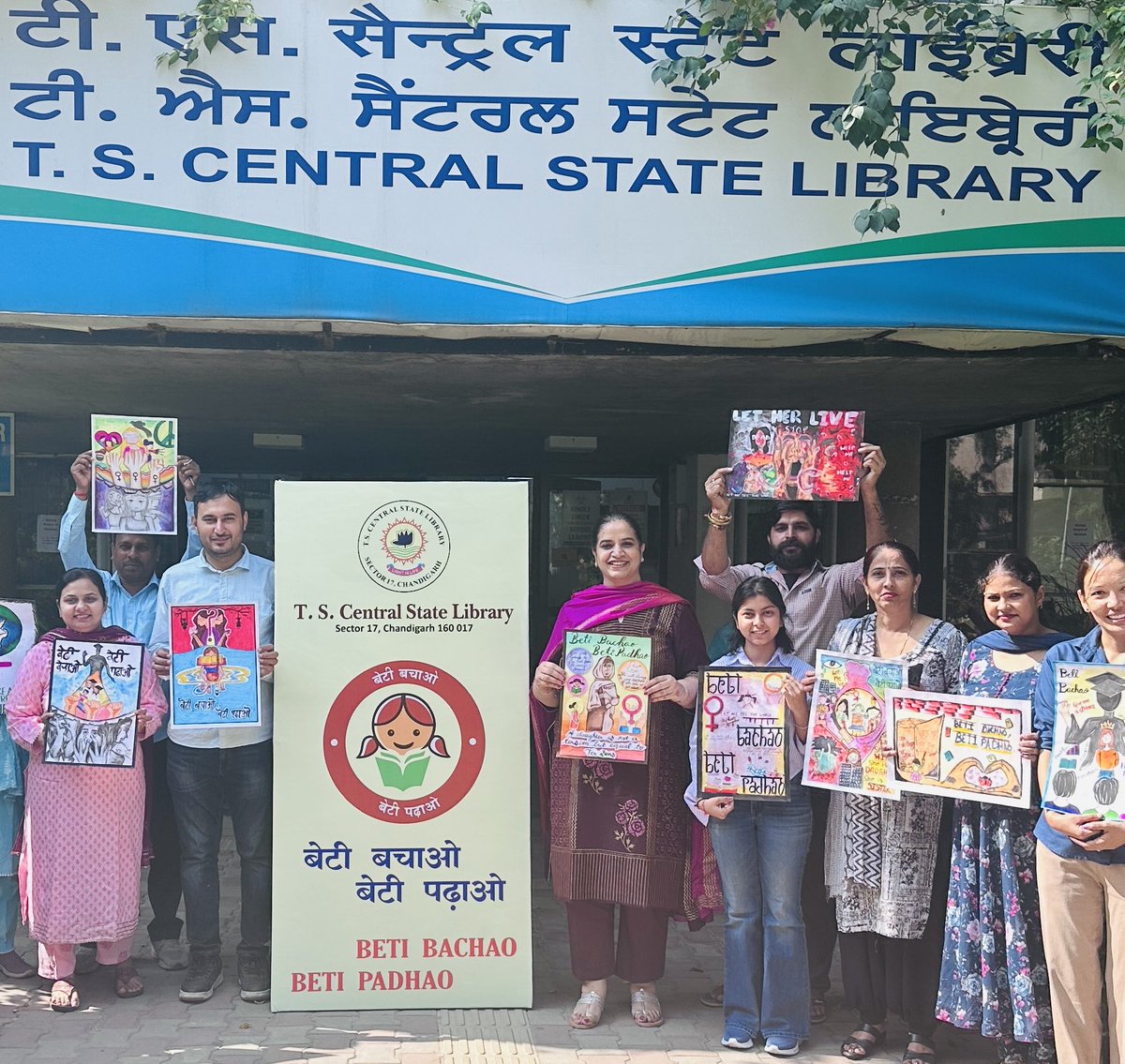 TSCSLibrary's tweet image. International Day of Girl Child 2025 under the aegis of #BetiBachaoBetiPadhao was observed in Library in October 2025.  Book displays, Impromptu quiz, Poster display, Human chain were part of this important celebration
#InternationalDayOfGirlChild
@RrrlfKolkata