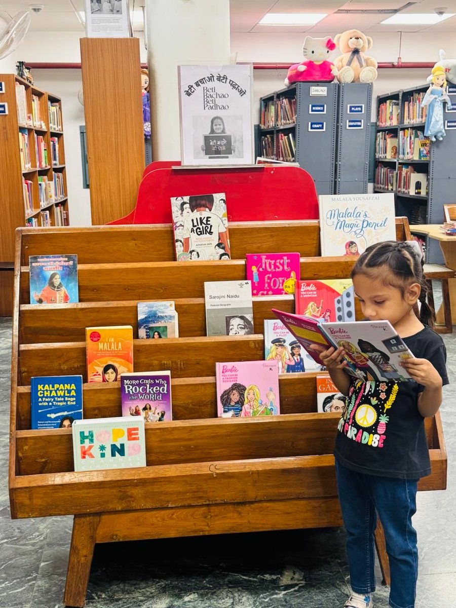 TSCSLibrary's tweet image. International Day of Girl Child 2025 under the aegis of #BetiBachaoBetiPadhao was observed in Library in October 2025.  Book displays, Impromptu quiz, Poster display, Human chain were part of this important celebration
#InternationalDayOfGirlChild
@RrrlfKolkata