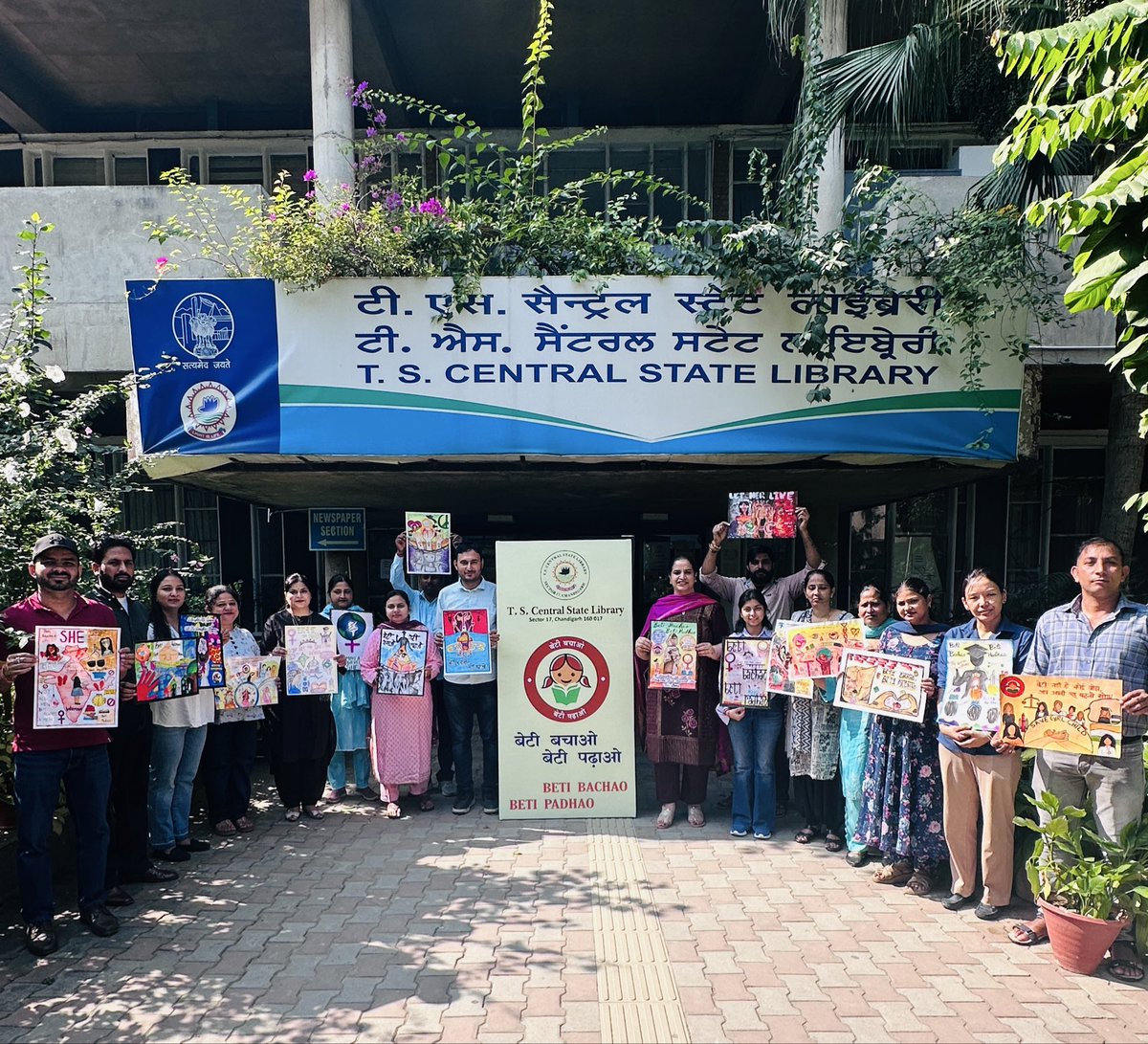 TSCSLibrary's tweet image. International Day of Girl Child 2025 under the aegis of #BetiBachaoBetiPadhao was observed in Library in October 2025.  Book displays, Impromptu quiz, Poster display, Human chain were part of this important celebration
#InternationalDayOfGirlChild
@RrrlfKolkata