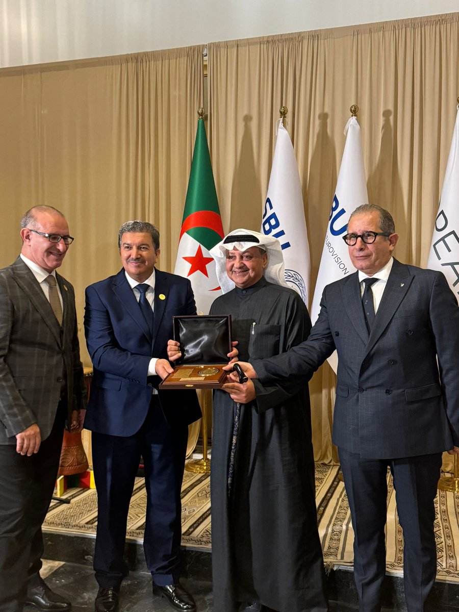 لله والحمد  تكريم  جدي النائب الاول لرئيس اتحاد اذاعات الدول العربيه محمد العواش من قبل مستشار الرئيس الجزائري ووزير الاعلام بالجزائر

تستأهل يالغالي🤍
<a href="/MAlawash/">محمد عبدالمحسن العواش</a>