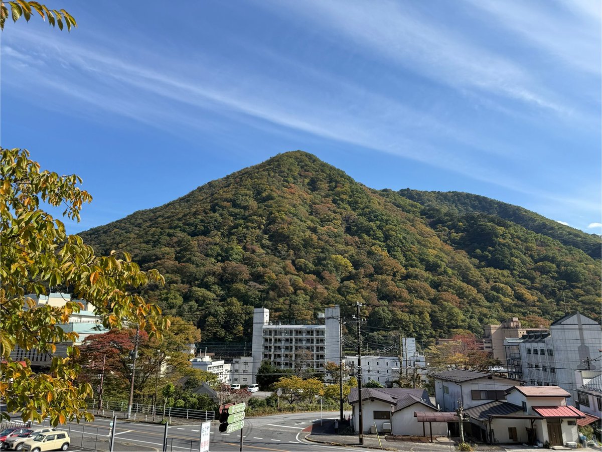 色付きはじめですが
お天気も相まって
紅葉も綺麗にみえます☺️🍁

📷2025.10.29
📍鬼怒川温泉ホテル 第2駐車場

#日光
#鬼怒川温泉