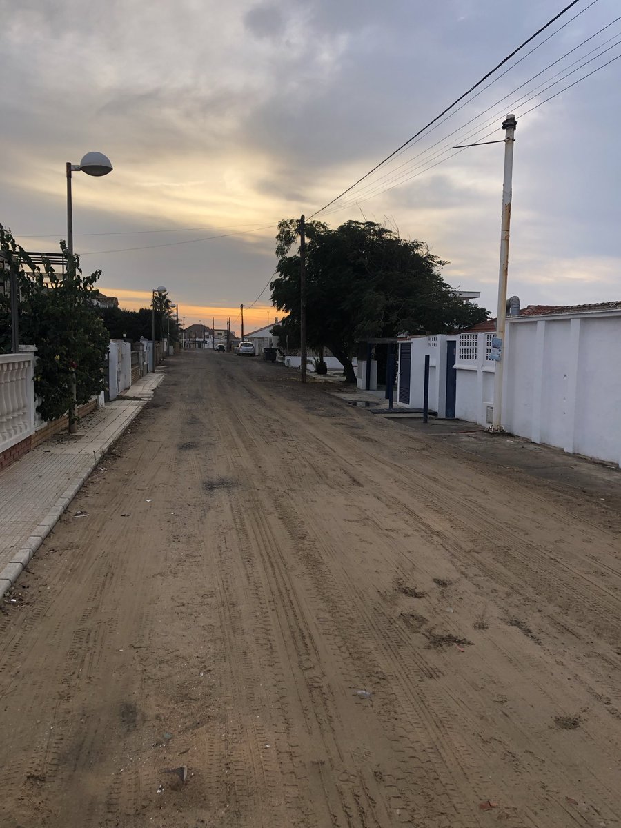 WARTGLEZ's tweet photo. Avenida Miramar, Punta Umbria… hace falta urbanizarla, soterrar cables, eliminar postes obsoletos. Da imagen de abandono… así como calles y callejones. Da PENA… debería tener un PLAN el Ayuntamiento para esta zona, no?. https://t.co/KwTv2yWQSP