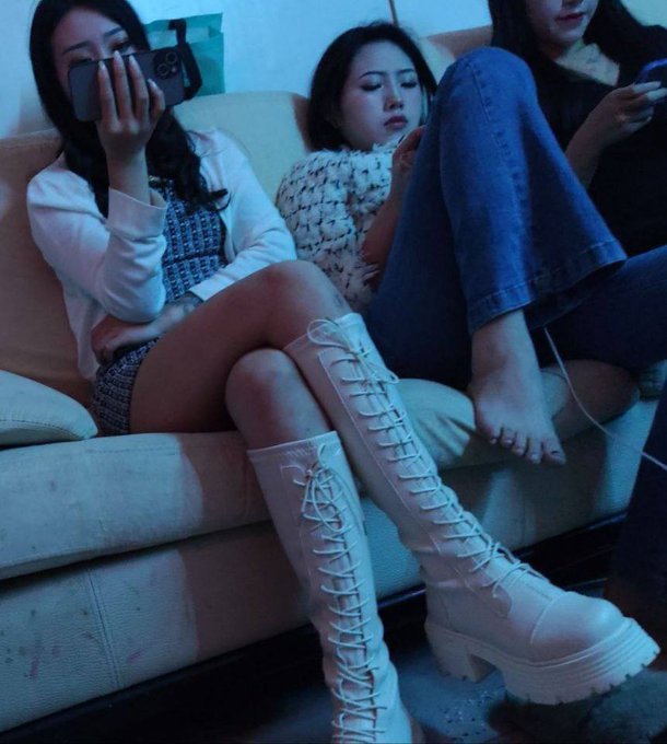 #重庆 #站街 #扫街 
观音桥家乐福老根据地，晚上会出现不少漂亮Mm，价格不高150-200，质量可以，身材也好。