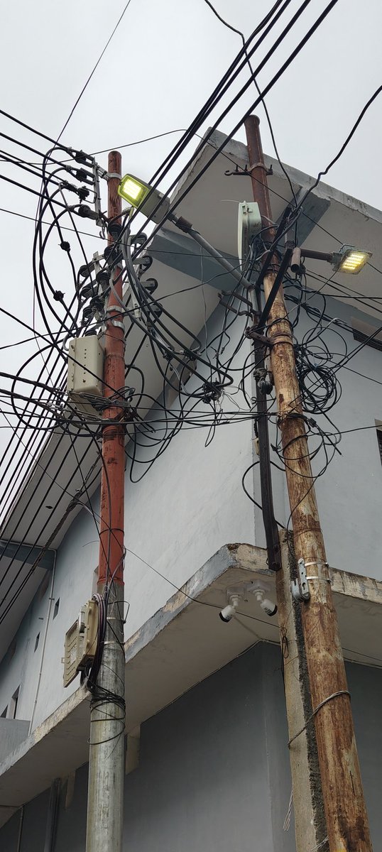 MoniShakyaAzad's tweet image. @myogiadityanath जी उत्तर प्रदेश के जिला झांसी के महानगर झांसी, पावर हउस गढ़िया गांव के वार्ड नंबर 10 में बिजली विभाग की बड़ी लापरवाही बिजली का खंभा गल चुका है कभी भी गिर सकता है आम जनमानस को जान का खतरा विभाग नींद में @UPPCLLKO
@EMofficeUP @MinOfPower
@dmjhansi1
@dvvnljhansi