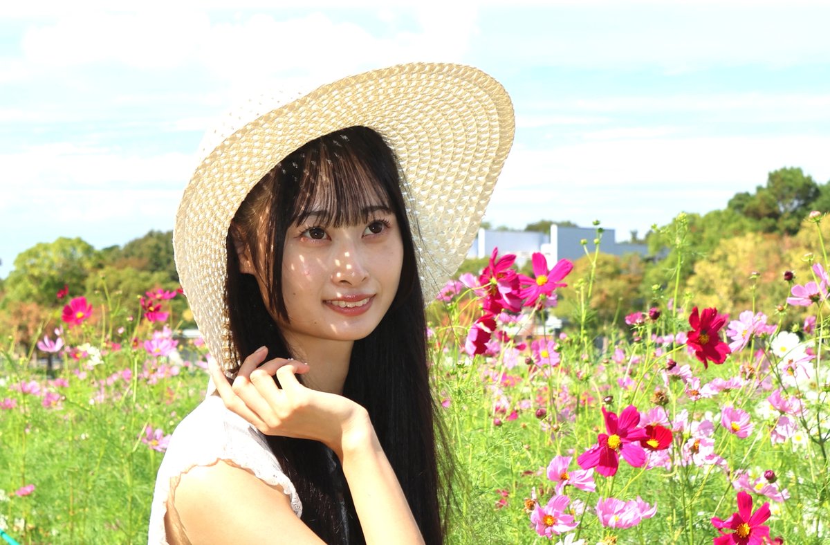ishichan05's tweet photo. 【#麦わら帽子と木漏れ日 ☀️】

#麦わら帽子 のすき間から #木漏れ日☀️が、モデルさんの顔にあたり 輝いています😁🥰😋

model: あゆさん @ayuohtsu 

#コスモス #秋桜 #浜名湖ガーデンパーク #一善撮影会 #ポートレート #ポートレートモデル #ポートレート撮っている人と繋がりたい https://t.co/DUlTl5hJWJ