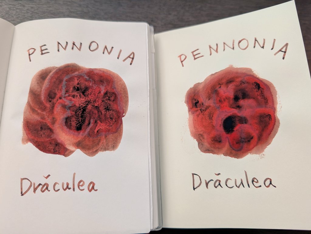 #万年筆インク
ペンノニア
ドラキュラ

意外と明るめの赤に黒ラメが行き渡り、なんとも煤けた退廃的な色です。色見本の中に浮き出る鮮やかな赤が目を引くし、、蠱惑的！
トモエリバー白(左)もMDクリーム色(右)もほぼ同色ですが、MDの方が赤色が明るめです。