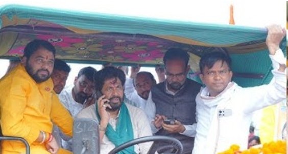 माझी गोष्ट समज भाऊ, आम्ही शेतकऱ्यांसाठी लढत आहो,
ते पॉलिटिकल करिअर वगैरे आणि ग्रामीण निवडणुक वगैरे मुद्दा नाही आमचा....

- समस्त विधानसभेत हरलेली संघटना