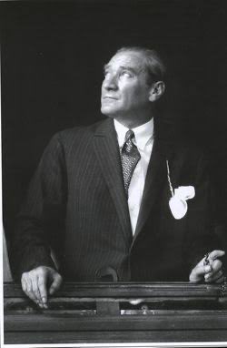 🇹🇷 29 Ekim Cumhuriyet Bayramı kutlu olsun.🇹🇷      
Cumhuriyetimizin kurucusu Gazi Mustafa Kemal Atatürk başta olmak üzere tüm kahramanlarımızı saygı, rahmet ve minnetle anıyor; birlik, beraberlik ve umut dolu bir geleceğe hep birlikte yürümeyi diliyorum.