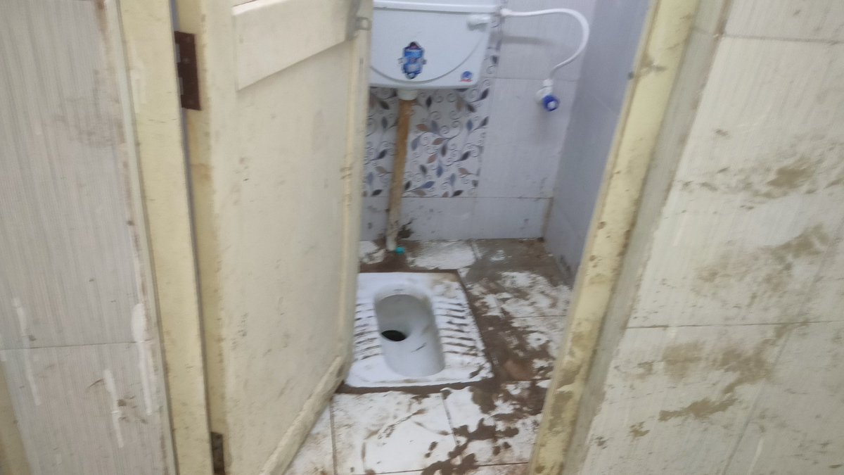 9455_R's tweet photo. @drmbsbner 
@RailMinIndia 
@RailwaySeva 
@PMOIndia 
ये हाल है औड़िहार रेलवे स्टेशन के पुरुष बाथरूम की तस्वीर आज सुबह।
क्या यही रेलवे की मंशा है क्या यही माननीय प्रधानमंत्री जी का स्वस्छ भारत अभियान का सपना है। या रेलवे के कुछ भ्रष्ट अधिकारी अपनी जिम्मेदारी निभाने में विफल हैं। https://t.co/ceOEbeS6j1