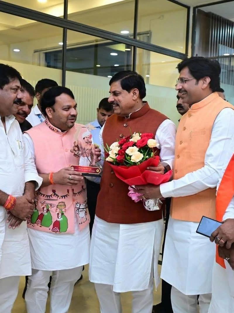 JaydeeppatelBJP's tweet image. आज मध्यप्रदेश के यशस्वी मुख्यमंत्री @DrMohanYadav51 जी से सौजन्य भेंट कर मुझ जैसे सामान्य कार्यकर्ता को पुनःभाजपा प्रदेश मंत्री की जिम्मेदारी देकर निरंतर संगठन कार्य करने का अवसर देने के लिए आभार प्रकट किया।

#drmohanyadav #Cmmadhyapradesh #bjpmadhyapradesh