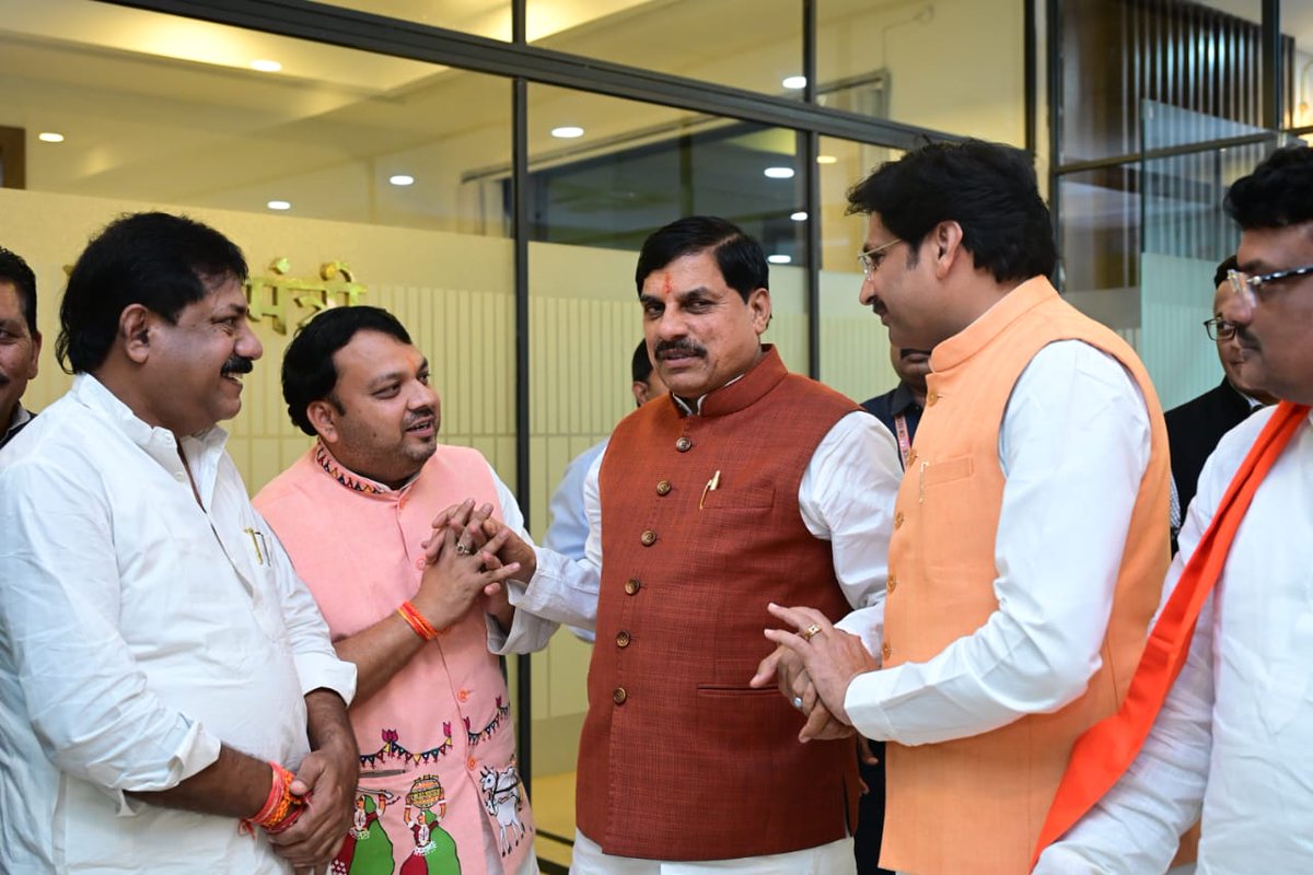 JaydeeppatelBJP's tweet image. आज मध्यप्रदेश के यशस्वी मुख्यमंत्री @DrMohanYadav51 जी से सौजन्य भेंट कर मुझ जैसे सामान्य कार्यकर्ता को पुनःभाजपा प्रदेश मंत्री की जिम्मेदारी देकर निरंतर संगठन कार्य करने का अवसर देने के लिए आभार प्रकट किया।

#drmohanyadav #Cmmadhyapradesh #bjpmadhyapradesh