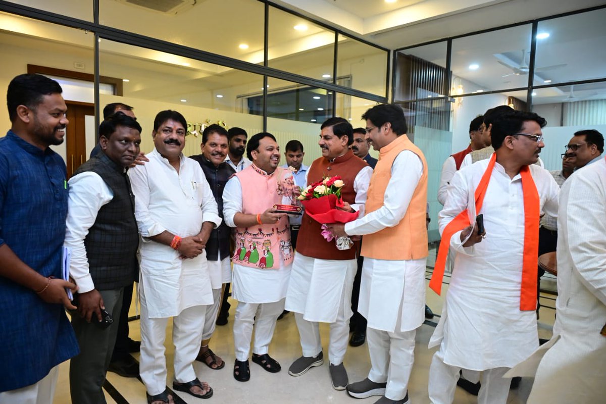 JaydeeppatelBJP's tweet image. आज मध्यप्रदेश के यशस्वी मुख्यमंत्री @DrMohanYadav51 जी से सौजन्य भेंट कर मुझ जैसे सामान्य कार्यकर्ता को पुनःभाजपा प्रदेश मंत्री की जिम्मेदारी देकर निरंतर संगठन कार्य करने का अवसर देने के लिए आभार प्रकट किया।

#drmohanyadav #Cmmadhyapradesh #bjpmadhyapradesh