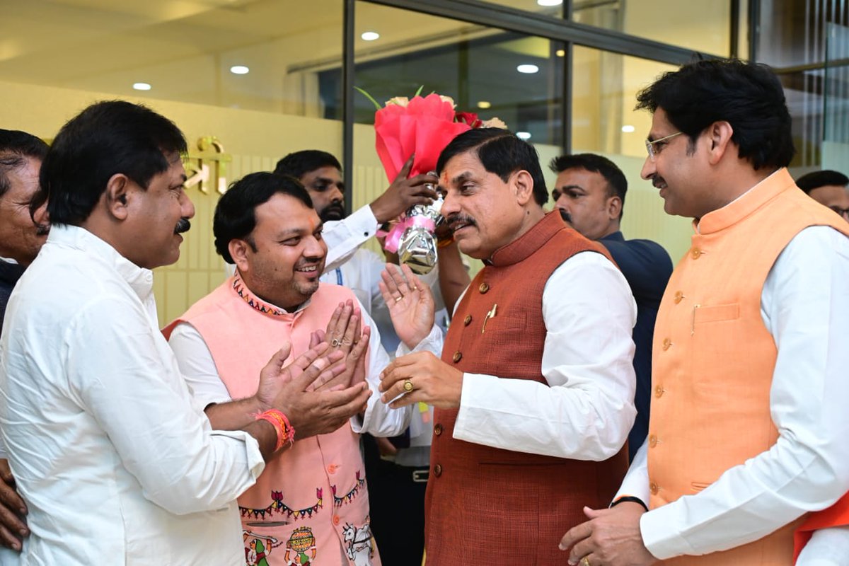 JaydeeppatelBJP's tweet image. आज मध्यप्रदेश के यशस्वी मुख्यमंत्री @DrMohanYadav51 जी से सौजन्य भेंट कर मुझ जैसे सामान्य कार्यकर्ता को पुनःभाजपा प्रदेश मंत्री की जिम्मेदारी देकर निरंतर संगठन कार्य करने का अवसर देने के लिए आभार प्रकट किया।

#drmohanyadav #Cmmadhyapradesh #bjpmadhyapradesh