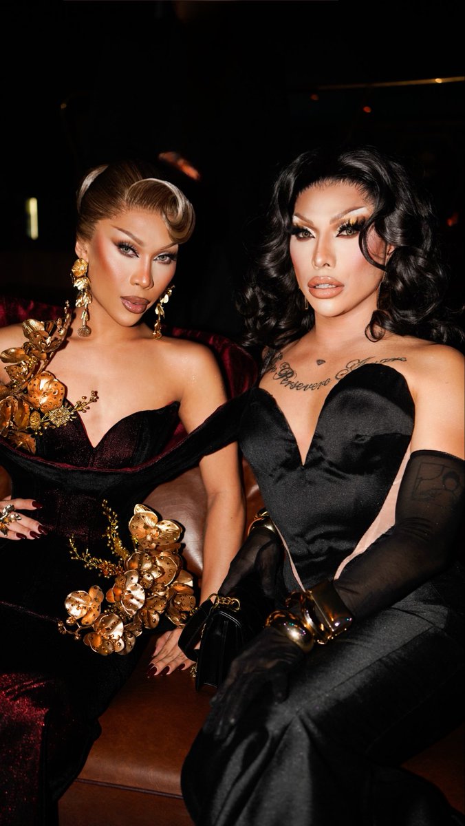 marinaxsummers's tweet image. Hbd Chiklet!