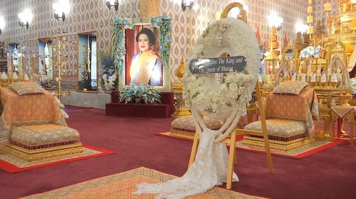 กษัตริย์และพระราชินีภูฏาน เสด็จพระราชดำเนินไปพระที่นั่งดุสิตมหาปราสาท ในพระบรมมหาราชวัง ทรงวางพวงมาลาถวายราชสักการะ ที่หน้าพระโกศ พระบรมศพ สมเด็จพระบรมราชชนนีพันปีหลวง
► tna.mcot.net/tna/th/news/li…