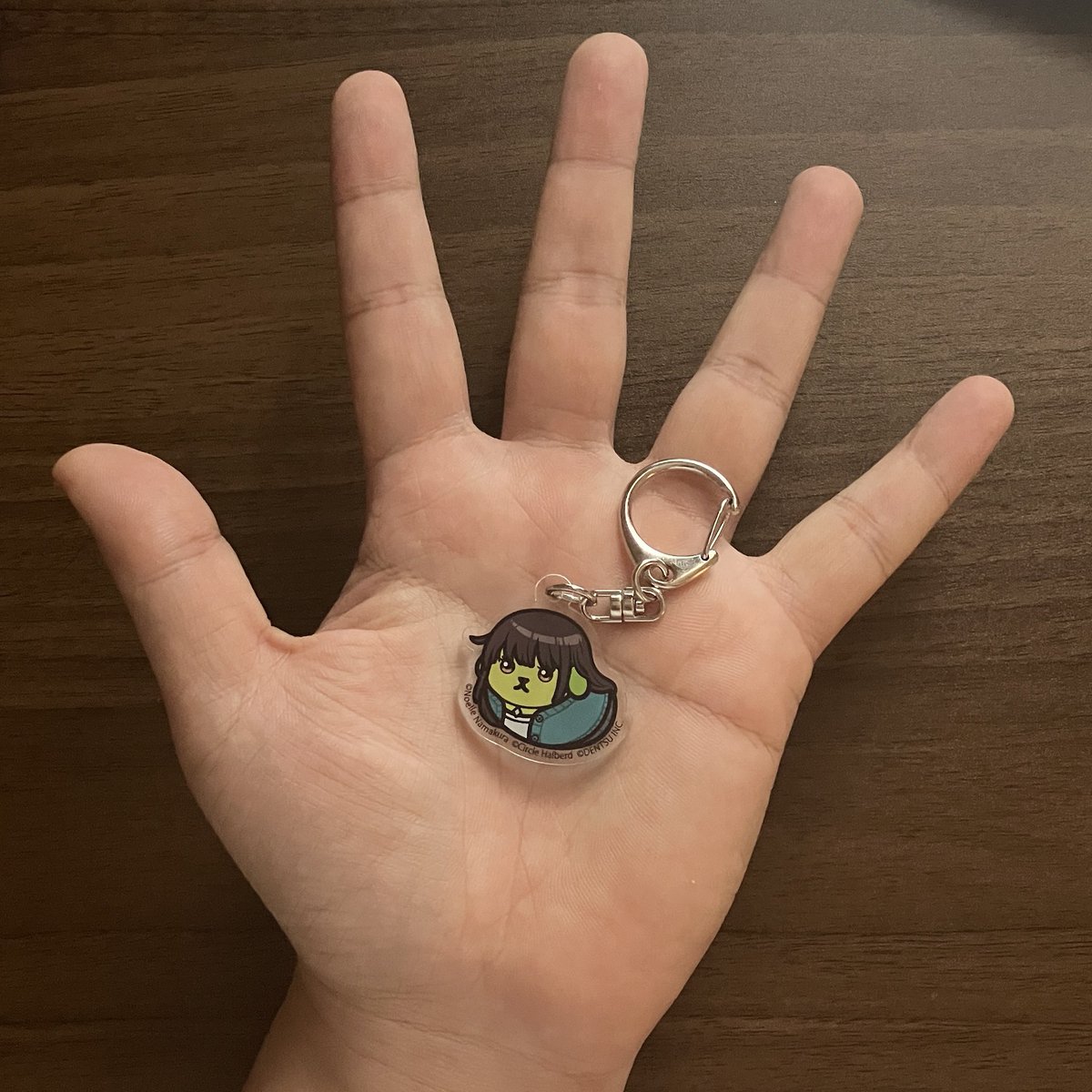 Circle_Halberd's tweet image. 「カスしば」のアクリルキーホルダーは、あの「豆しば」とコラボさせて頂いた際に豆しばとなった(？)お姉さんのキーホルダーです！