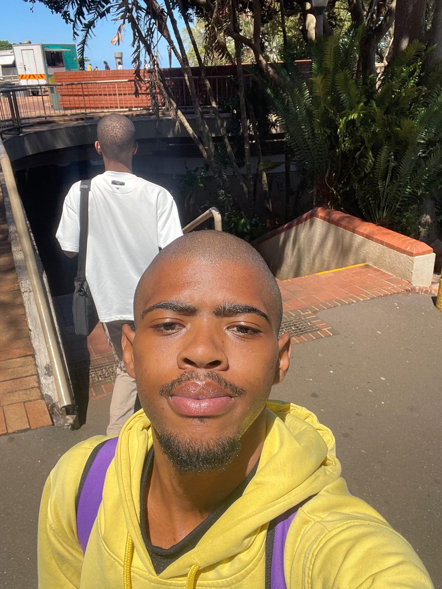 uMsholozi👑🇿🇦 tweet media