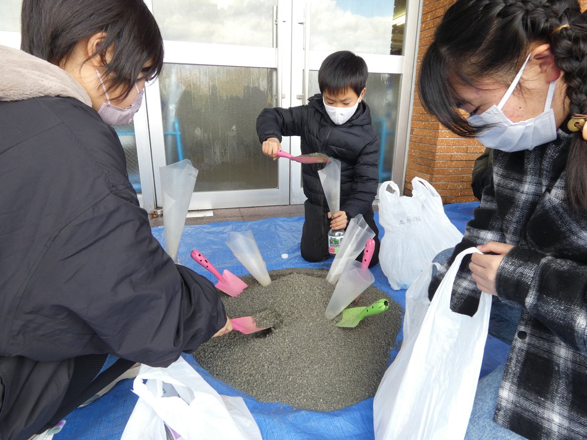 【冬に備えて！】
10/23　小樽市立花園小学校と協働で砂入りペットボトルを製作！児童一人ひとりがオリジナルイラストに色を塗り、ラベルをボトルに貼付、滑り止め用砂を詰めました。製作したペットボトルは、令和8年2月に、花園小の児童との協働イベントで使用する予定です。
hkd.mlit.go.jp/ot/release/iut…