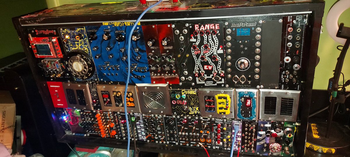 CircularTonic's tweet image. Looks like fun @andrewhuang checkout my DIY modular synth Mavis is a Hybrid kosmo 5u and 3u eurorack synth #electronics #synthesizer #eurorack #module #synth #synthwave #canada 🇨🇦 🍁  🦫