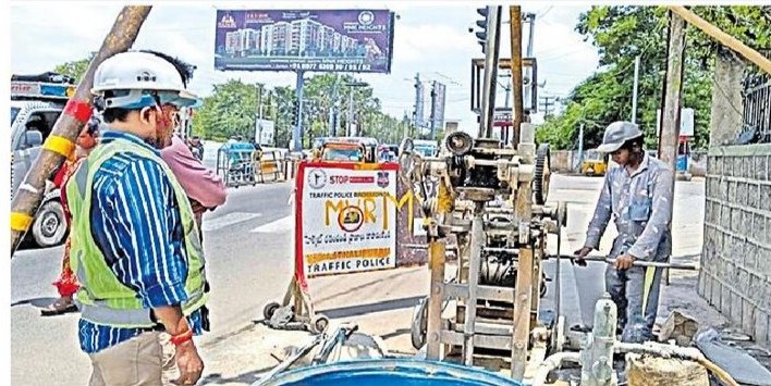abhinavaduri9's tweet image. #Hyderabad’s Elevated Corridor Projects Gaining Pace! 🚧
#Secunderabad–Dairy Farm elevated corridor works speeding up.
Soil strength tests in the final stage; water & drainage lines being shifted
Includes a 600m tunnel near #Begumpet Airport
Aims to ease traffic on NH-44
