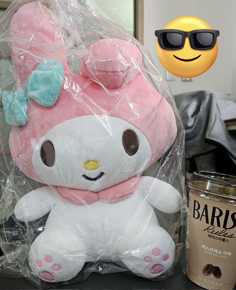 RT부탁드려요!) 타임라인+탐넘에 마이멜로디 정품인형 택배비만 부담하고 가져가실분 계신가요? 이전 백화점 경품추첨에서 탄건데 할로윈을 맞이하여 나눔해봅니다. 나눔받아갈 의사 있으신분 개인디엠주시고 여기 멘션도 남겨주세요~!! 크기비교용 편의점커피와 함께.