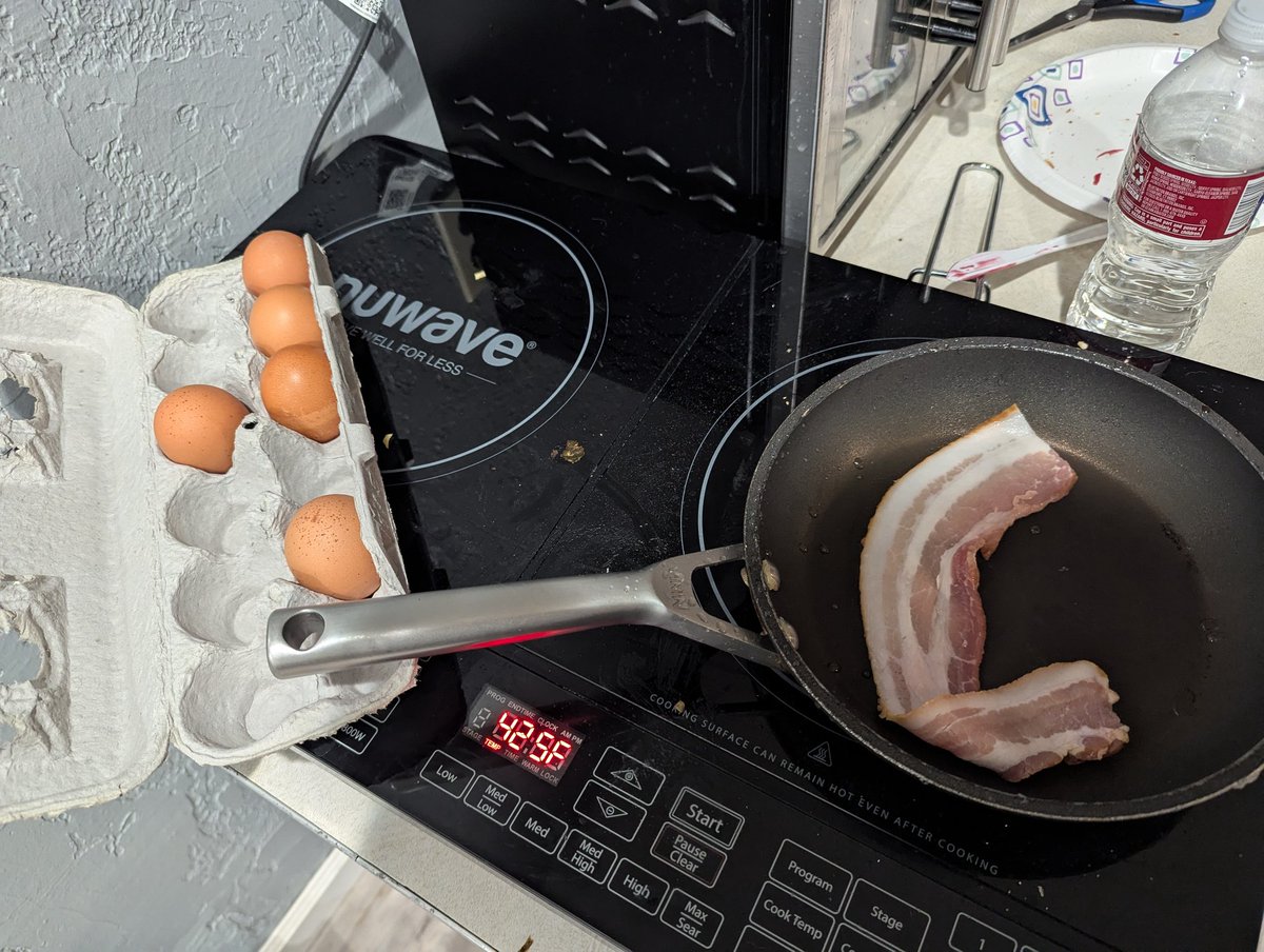 vimandlinuxuser's tweet image. Midnight breakfast because trying to fill up on bread, cupcakes, jam, and other carbs is probably not a good idea