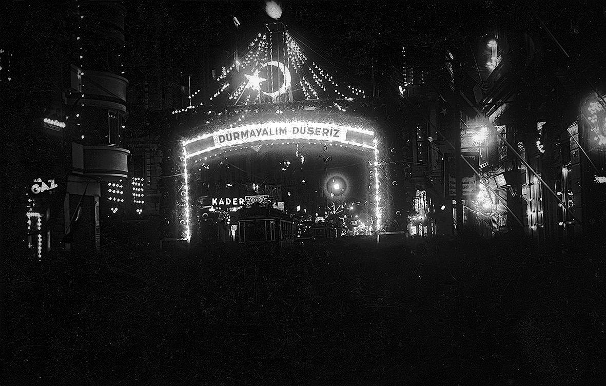 "Durmayalım, düşeriz." - İstiklal Caddesi, 29 Ekim 1933. 

(Cengiz Kahraman arşivi)