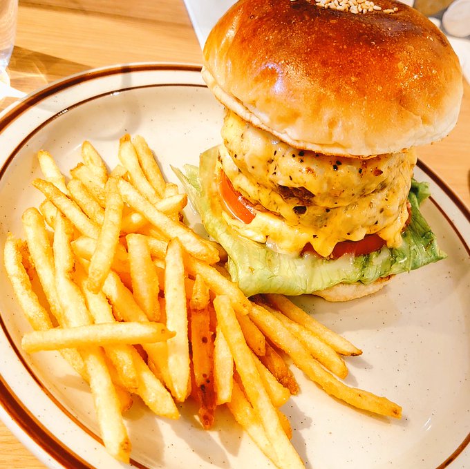 今日は夕方まで仕事せず徹底的に休むと決めたので、MTBに跨ってプラモ屋3軒ハシゴした後タテだかヨコだかわからんダブルチーズバーガーを食い、入念にお茶までしばいてから帰宅した(休めてるかこれ?) 