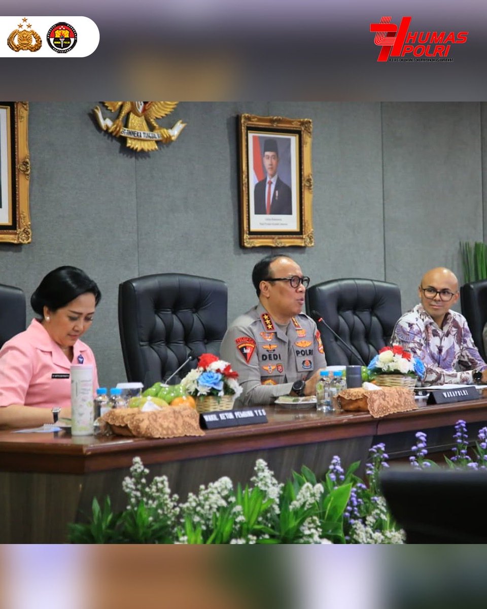 DivHumas_Polri's tweet image. Polri meluncurkan Sistem Penerimaan Murid Baru (SPMB) SMA Kemala Taruna Bayangkara (KTB) tahun ajaran 2026/2027 di Gedung Utama Mabes Polri, Senin (27/10). Peresmpian tersebut dipimpin langsung oleh Wakapolri Komjen Pol. Prof. Dr. Dedi Prasetyo, S.H., M.Hum., M. Si., M.M., As SDM…